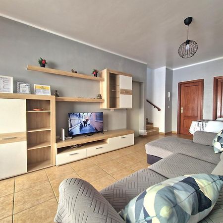 Spacious Independent Chalet Next The Airport - Sea 산이시드로 외부 사진